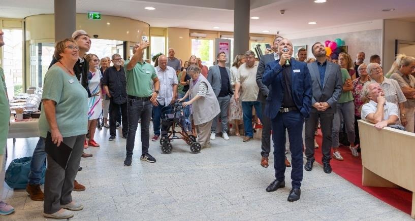 Gruppenbild bei der Vorstellung des neuen Markenauftritts im Evangelischen Kreiskrankenhaus Rotenburg.