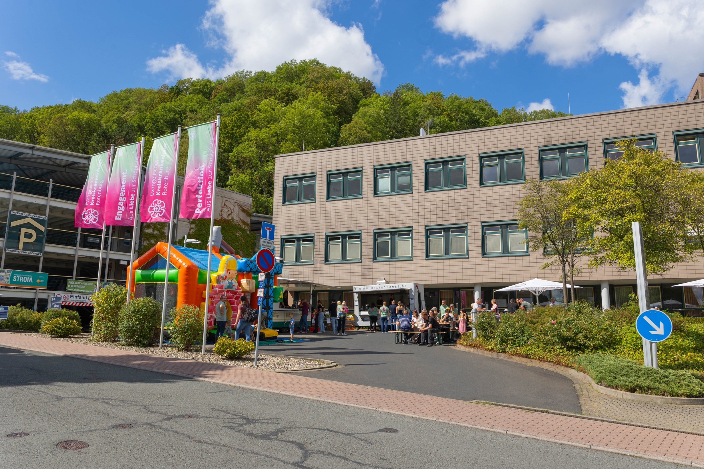 Besucher beim Tag der offenen Tür vor dem EKKH Rotenburg