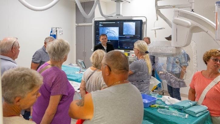 Besuchergruppe bei einer Führung im Herzkatheterlabor