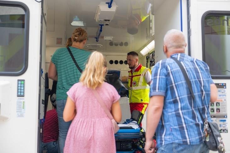 Besucher am geöffneten Rettungswagen beim Tag der offenen Tür